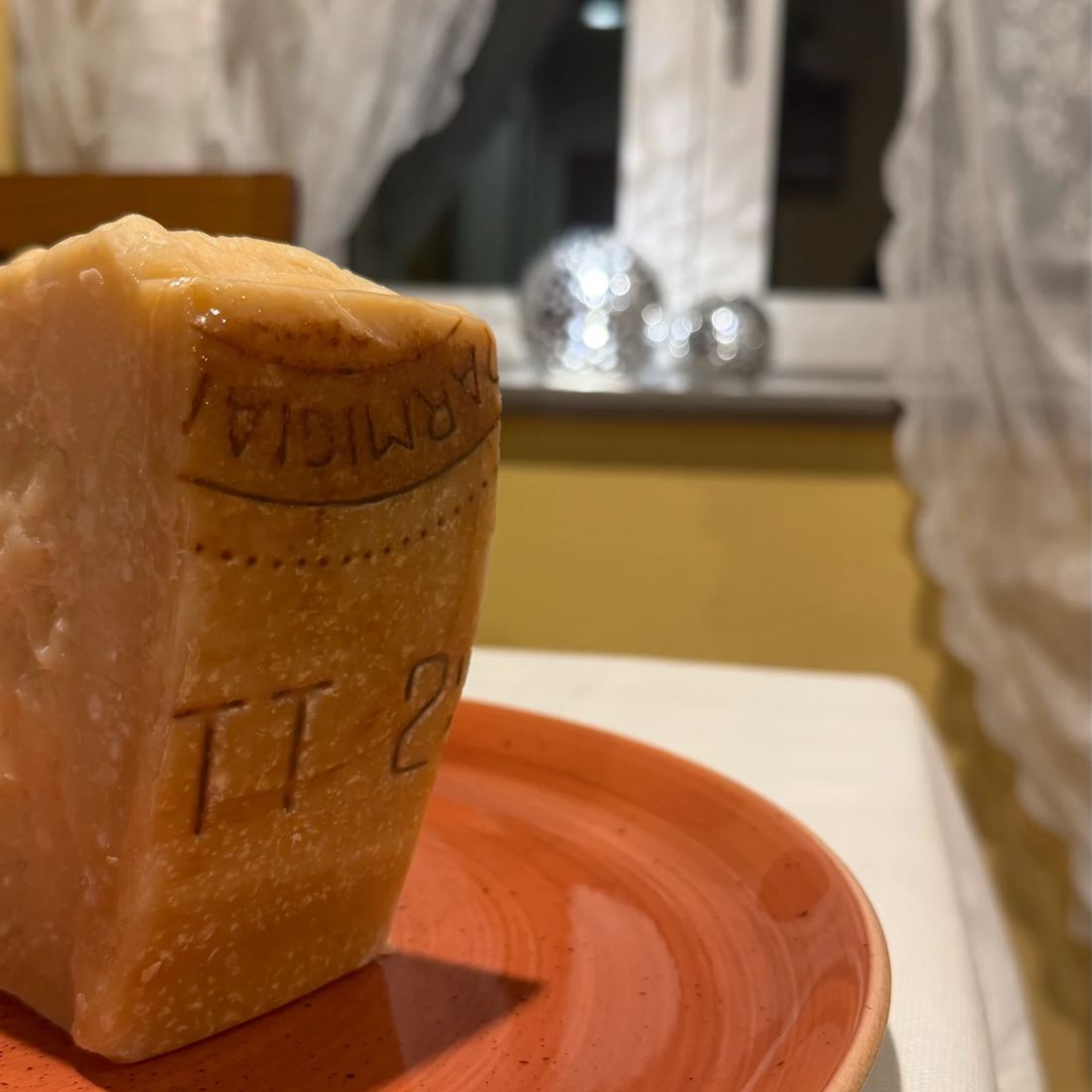 Forma di parmigiano reggiano