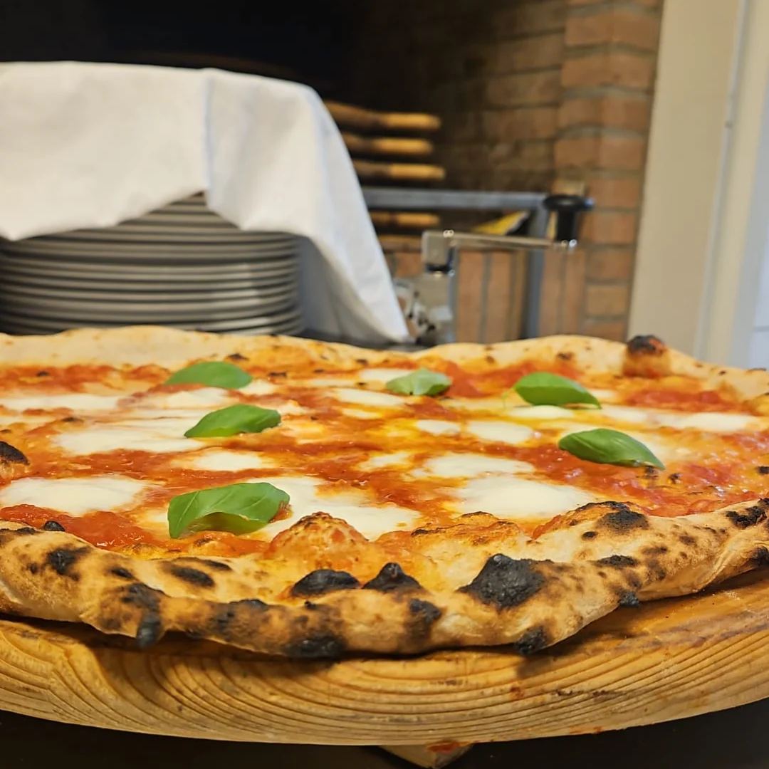 Pizza margherita appena sfornata