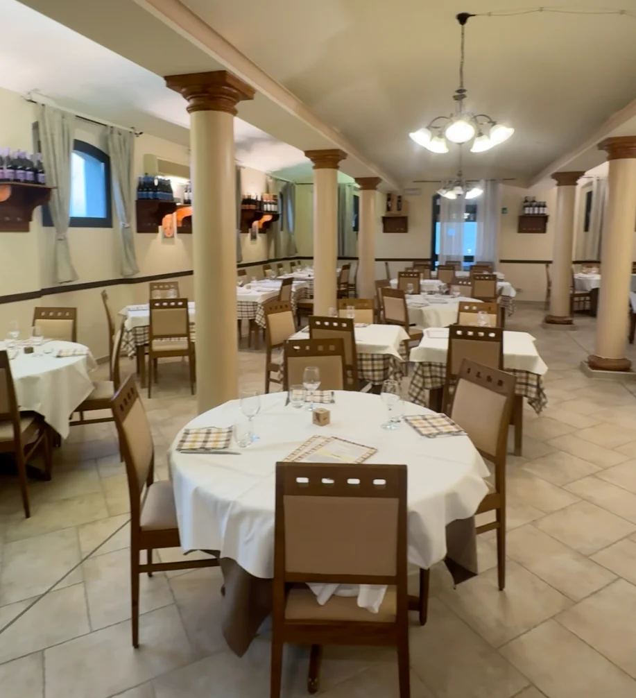 Sala con colonne e tavoli apparecchiati