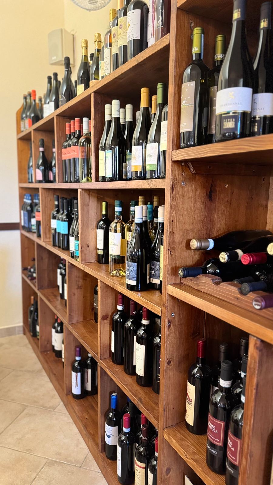 Scaffali in legno con la selezione di vini