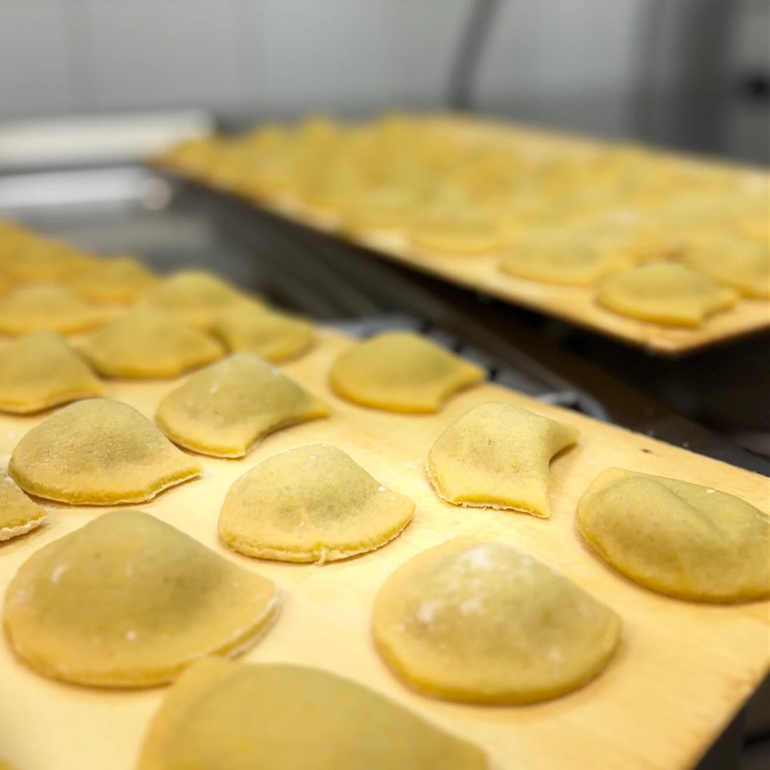 Tortelli fatti a mano sul tagliere